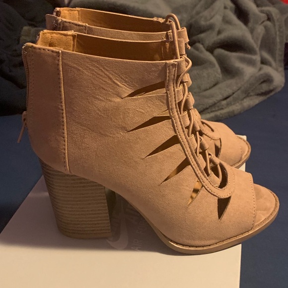 Heels - Picture 2 of 5